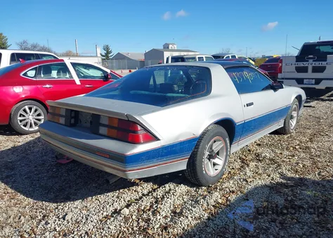 1982 Chevrolet Camaro z USA, uszkodzony, nr VIN 1G1AP8770CL145276